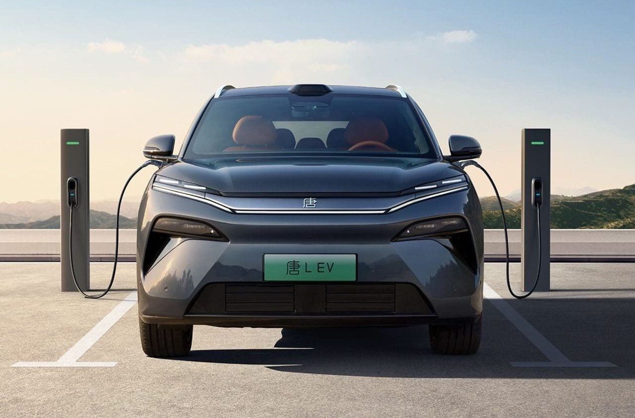BYD Tang EV recarregando - Foto: divulgação