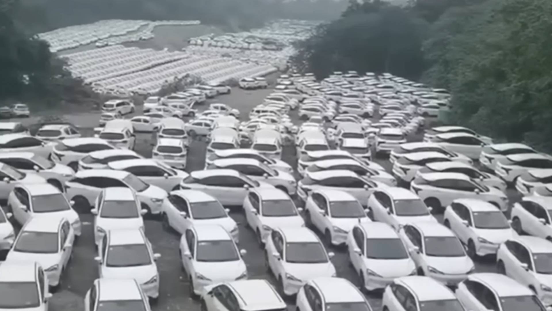 Cemitério de carros elétricos no vídeo do Serpentza