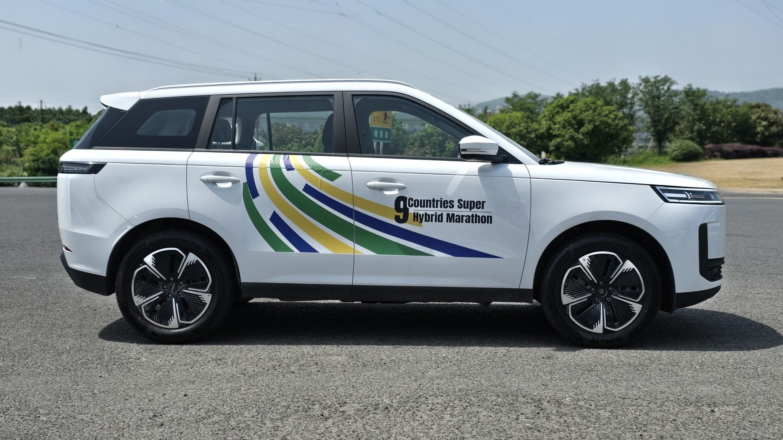 Lateral do SUV Jaecoo 5 HEV branco em teste na China