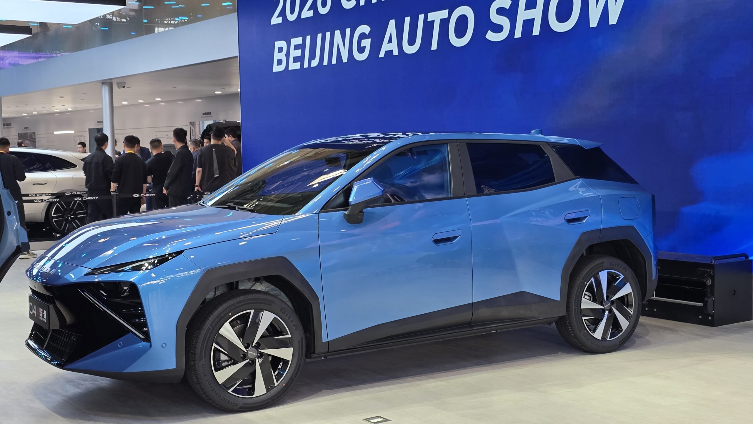 Omoda 4 prata exibido no Salão de Pequim 2026