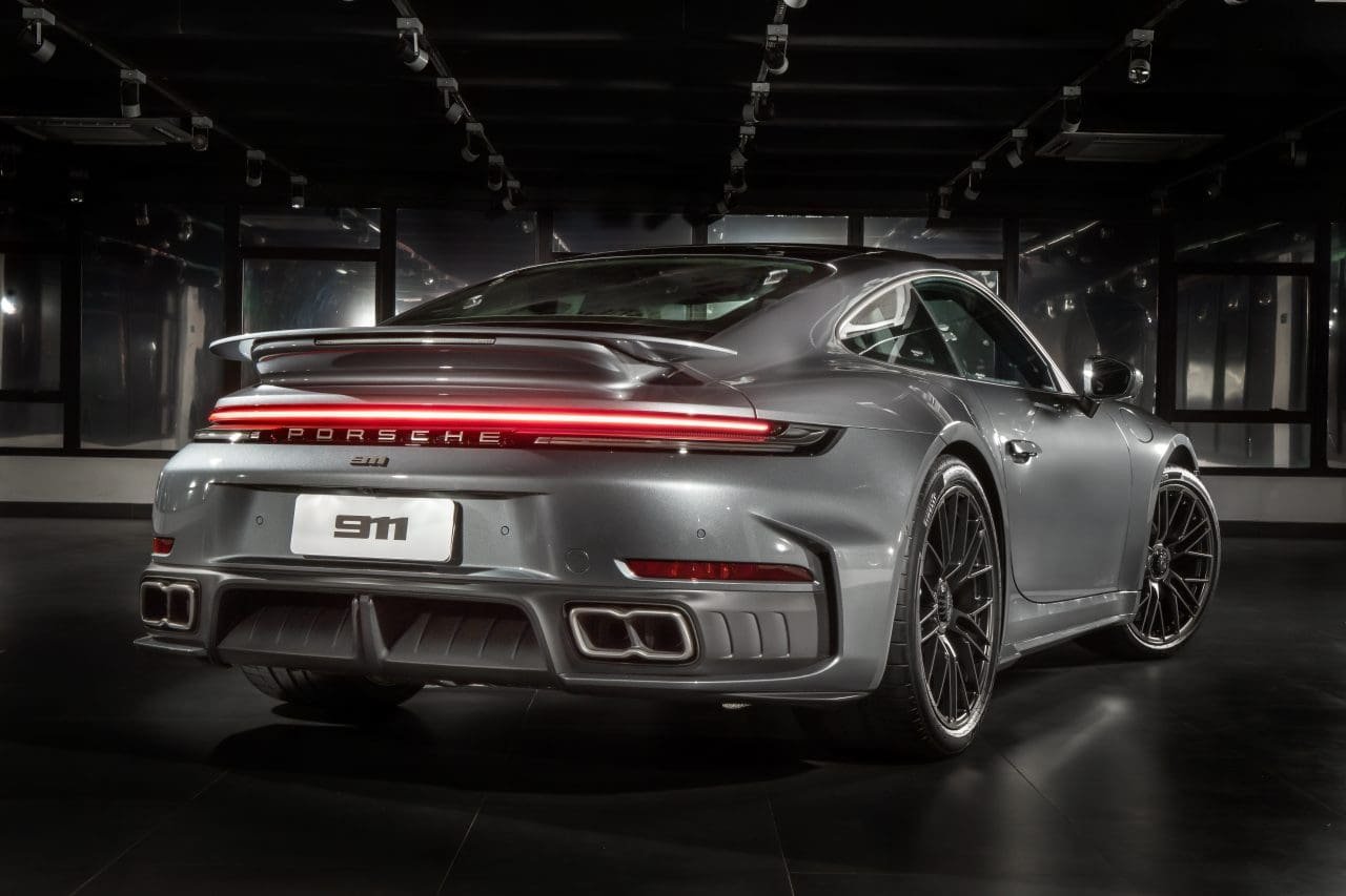 Porsche 911 Turbo S T-Hybrid tem 711 cv por R$ 2,1 milhões