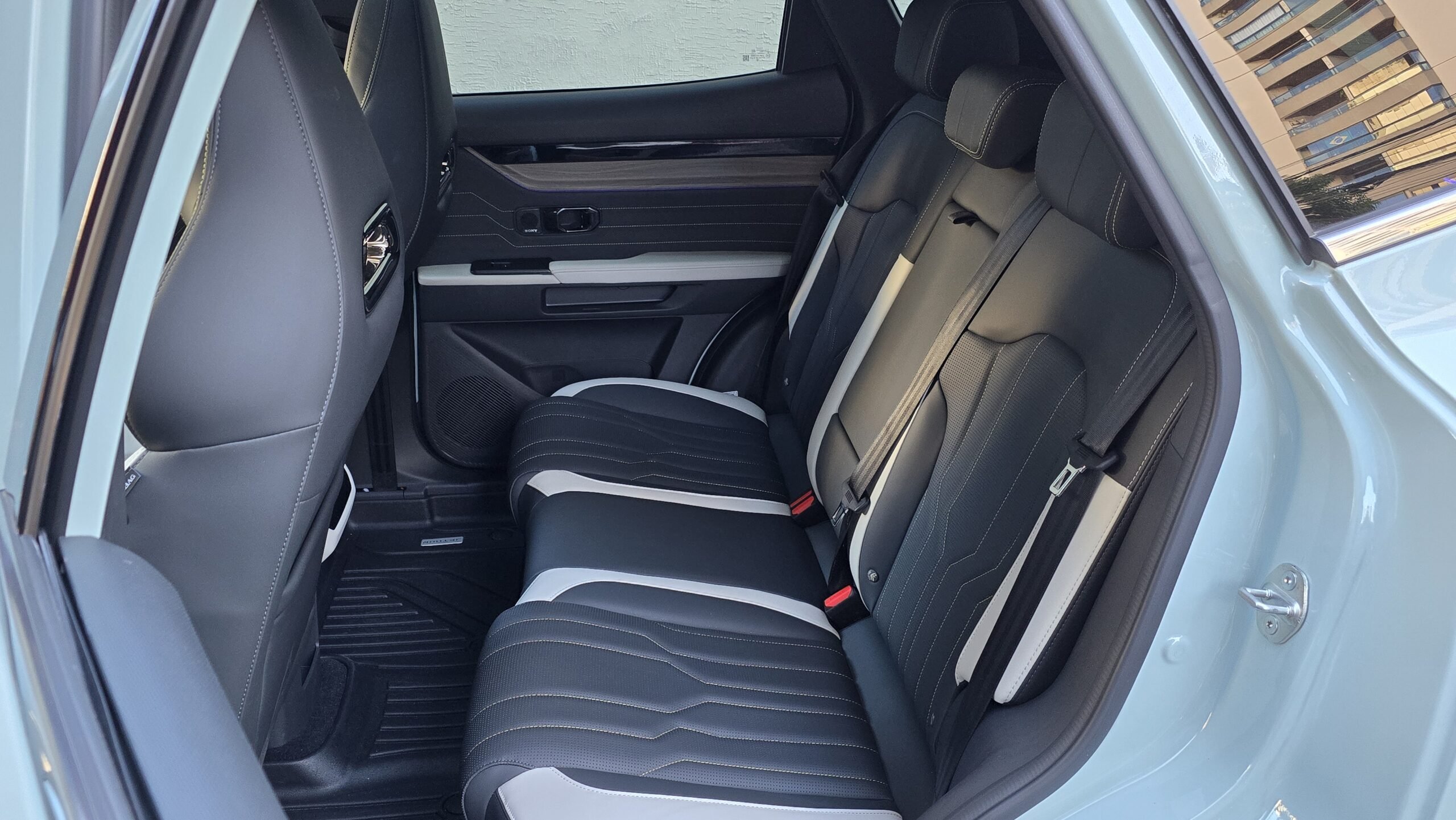 Jetour S06 2027 Premium PHEV espaço