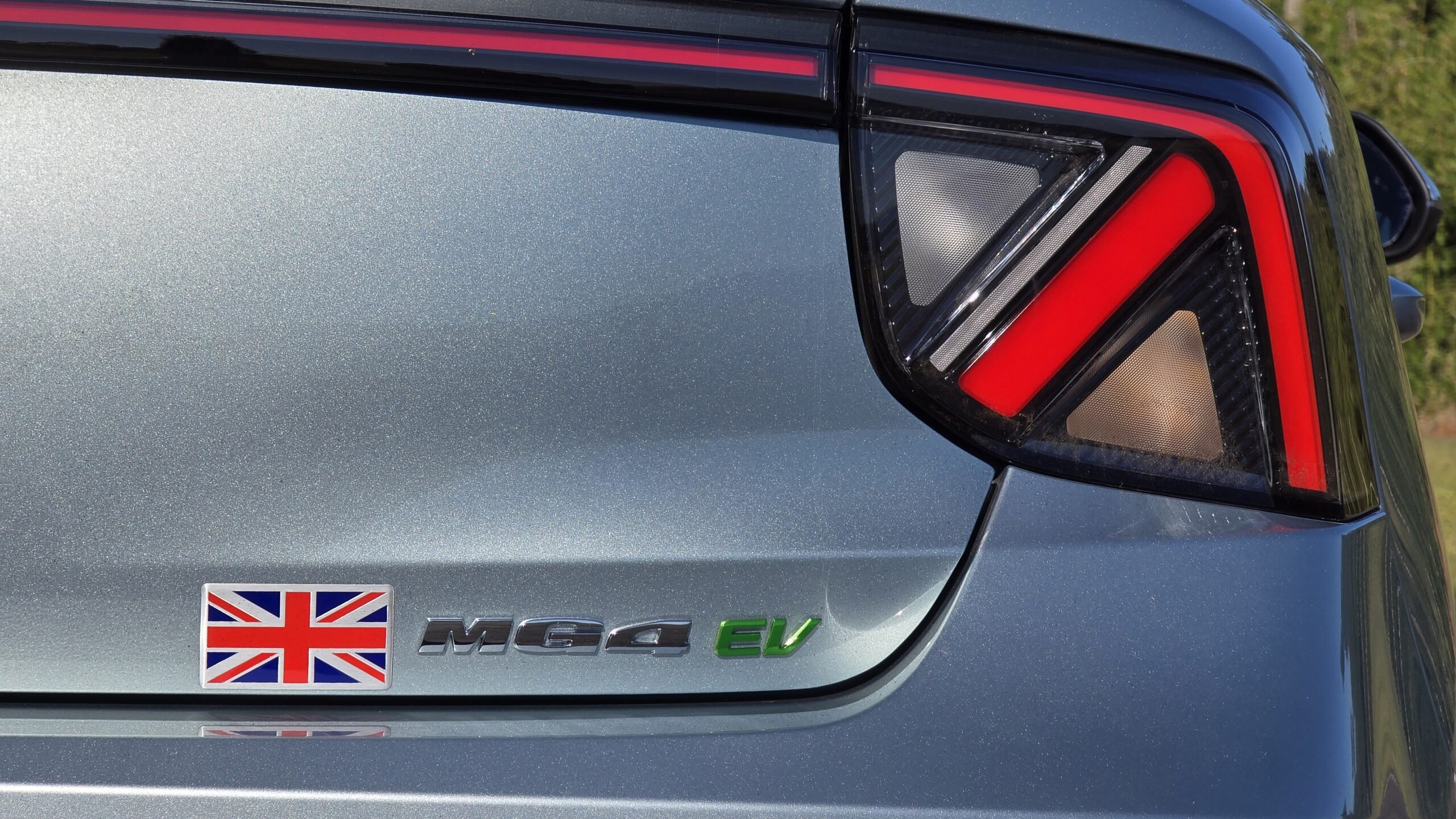 MG Motor MG4 Urban Luxury lanterna e nome