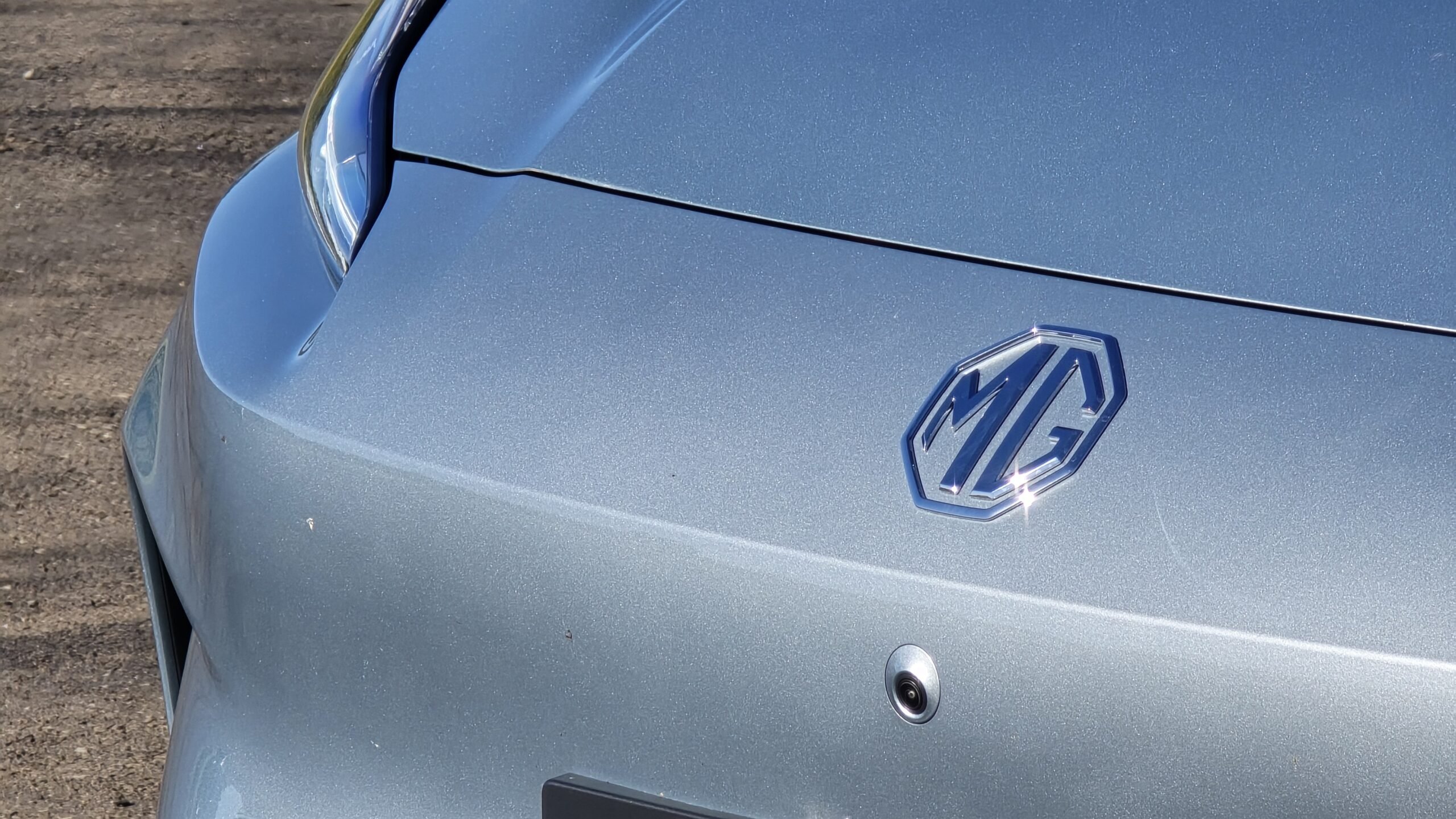 MG Motor MG4 Urban Luxury logo e câmera dianteira