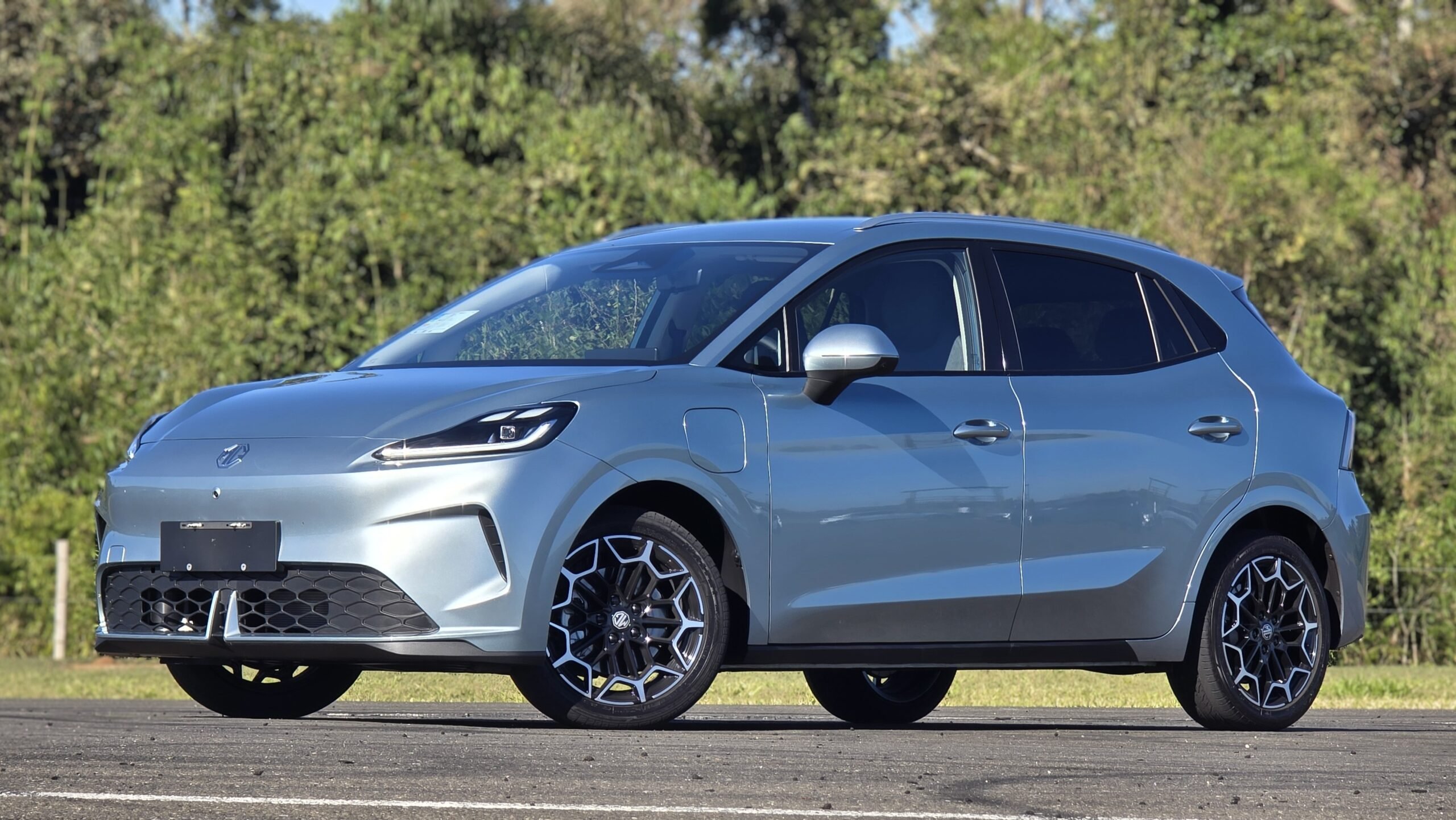 MG Motor MG4 Urban Luxury dianteira 3/4