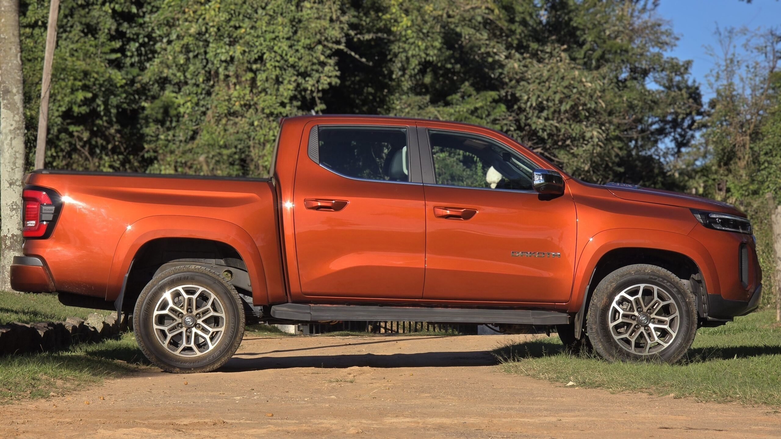 Ram Dakota Laramie 2026 lateral