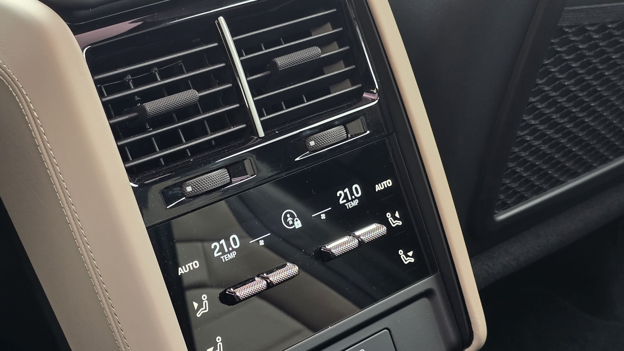 Porsche Cayenne Electric 2027 Comandos de ar traseiros