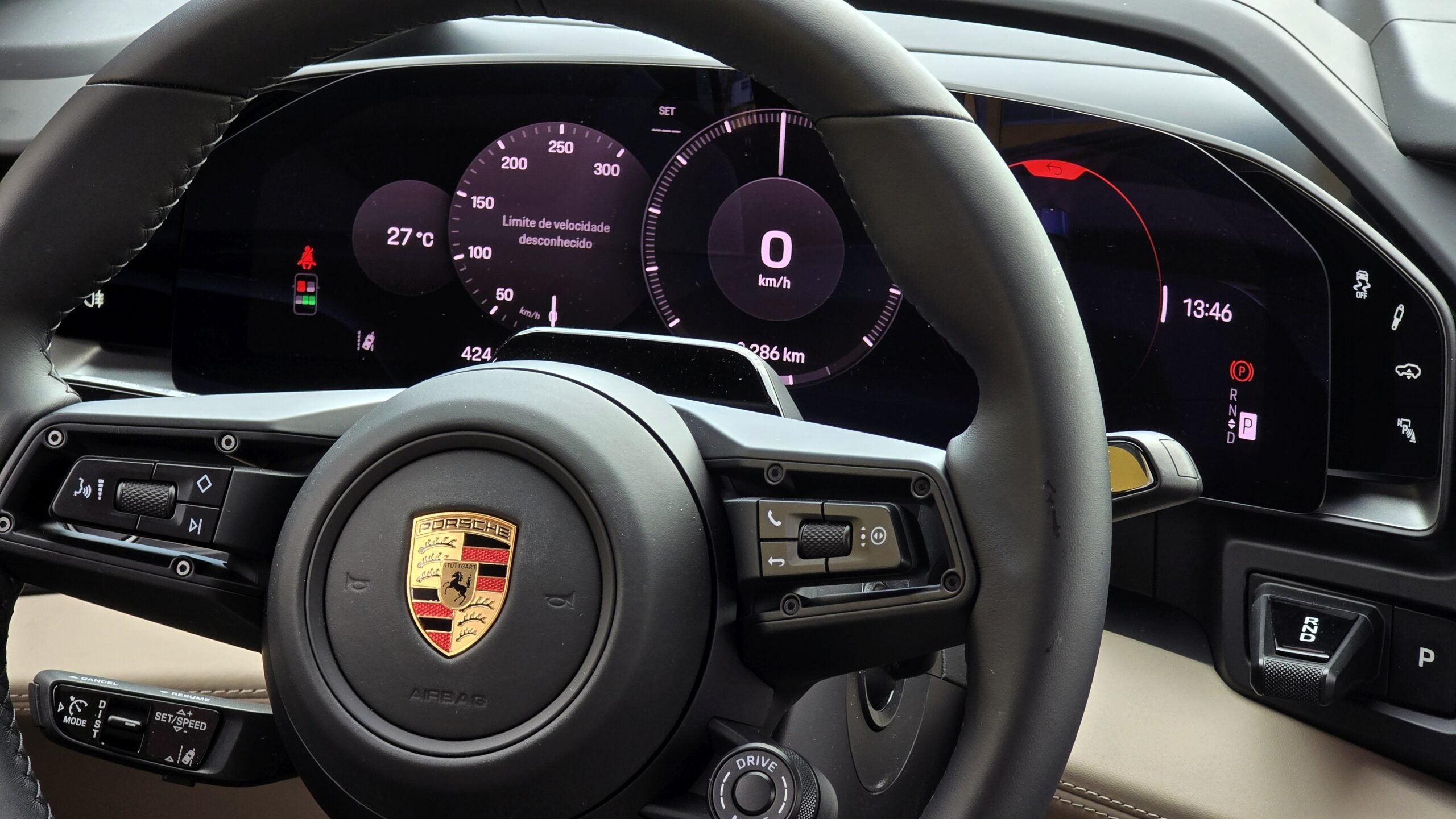 Porsche Cayenne Electric 2027 volante e cluster